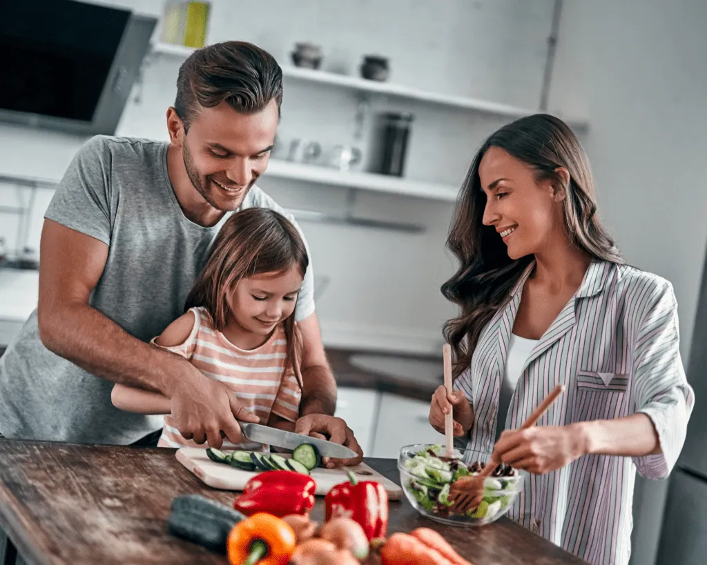 tutti insieme in cucina con la sicurezza delle vernici che sanificano le superfici