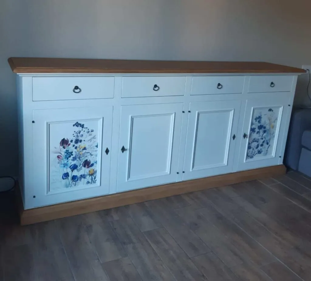credenza arte povera colorata e decorata