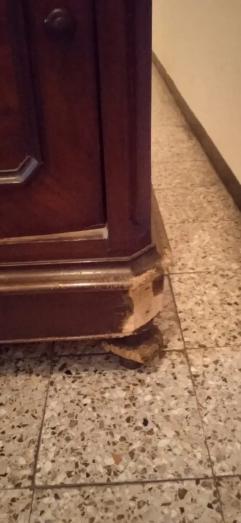 era un comodino malridotto
