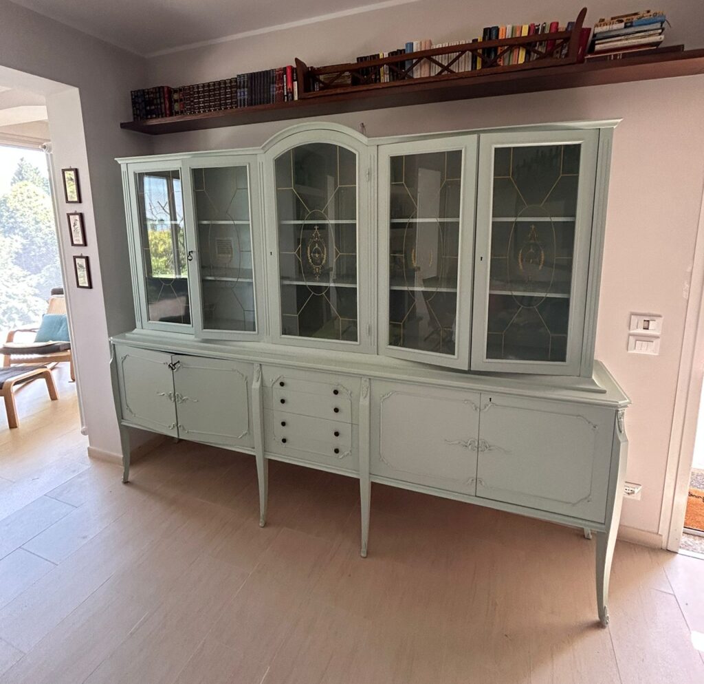 vecchia credenza dipinta con il colore verde pastello TETI linea MUSA