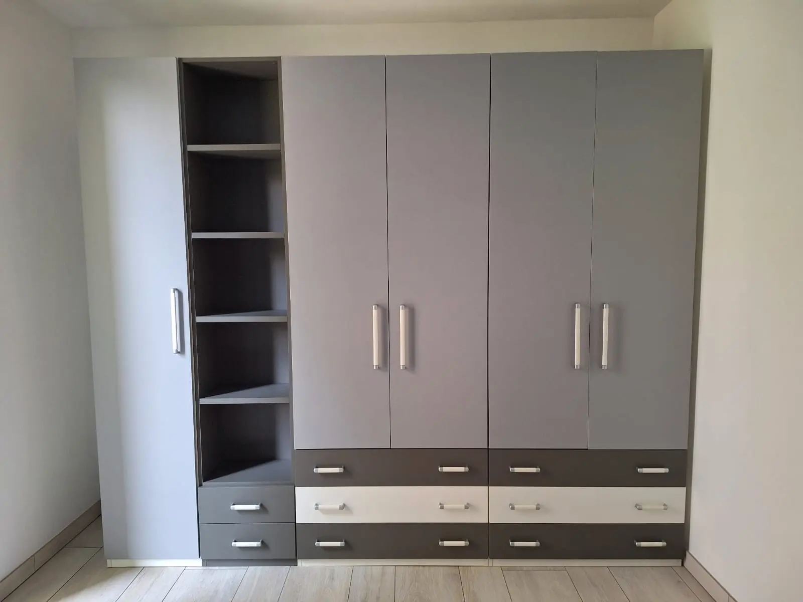 Esempio di Relooking: Armadio Moderno dopo il relooking con vernice MUSA
