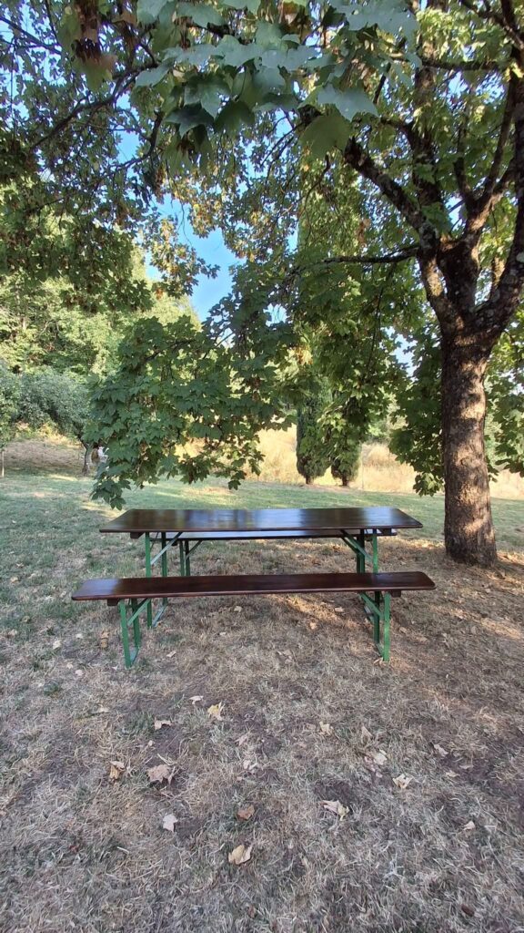 come rinnovare tavolo da giardino in legno rovinato