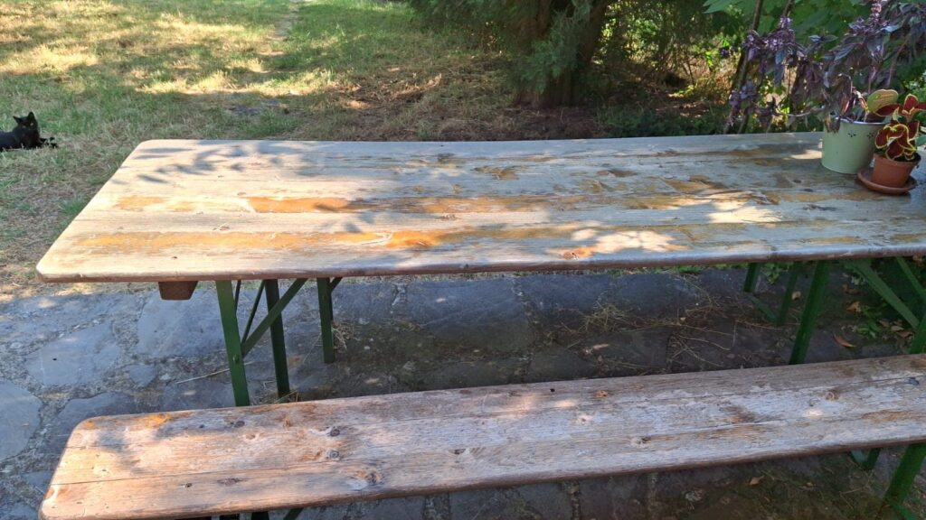 tavolo da giardino in legno rovinato da rinnovare