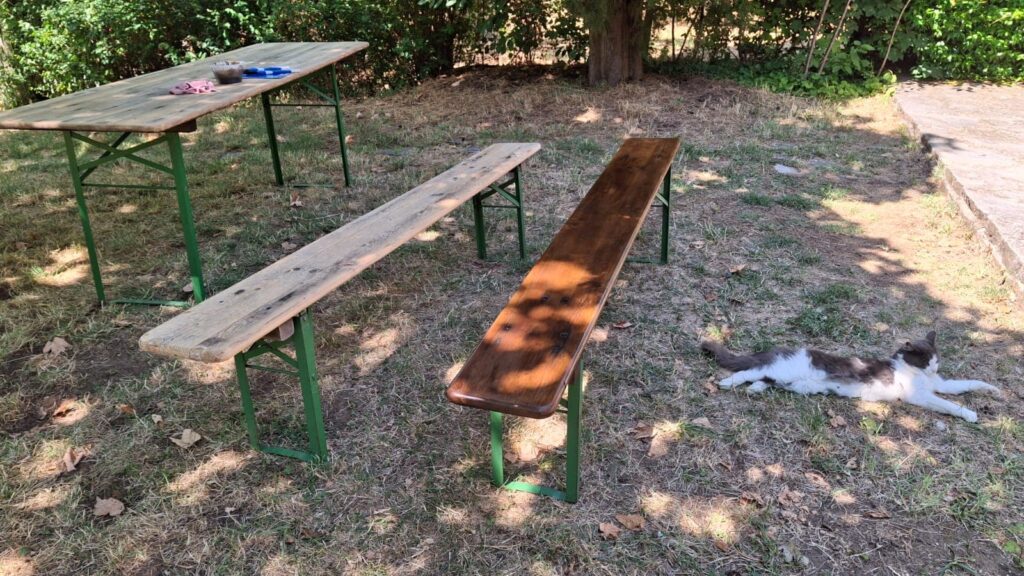 prima e dopo impregnante colore noce medio per tavolo da giardino rovinato