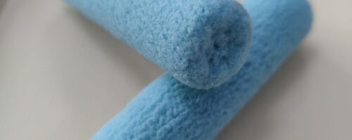 Vuoi rinnovare i tuoi mobili con un effetto laccato, liscio e compatto?   I nostri Rullini professionali a pelo corto portata estrema con LoTex sono quello che ti serve.  Grazie al materiale di cui sono composti questi rullini raccolgono fino al 25% in più di vernice per poi rilasciarla sulla superficie da dipingere in modo costante.   Con l'uso di questi rullini ottieni una superficie coperta più facilmente, "consumando" meno vernice e meno tempo per arrivare alla copertura perfetta.  Disponibile anche nel pratico KIT con manico, vaschetta e una coppia di rullini a pelo corto PRO EXTRA FIT   Due ricambi per rullino 10 cm 