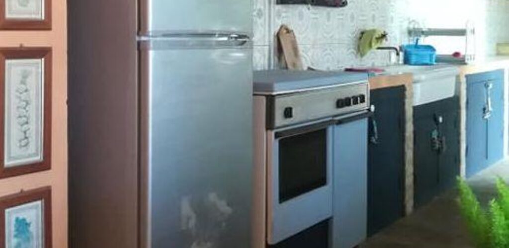 Tre passaggi per rinnovare il vecchio frigo con le vernici Autentico