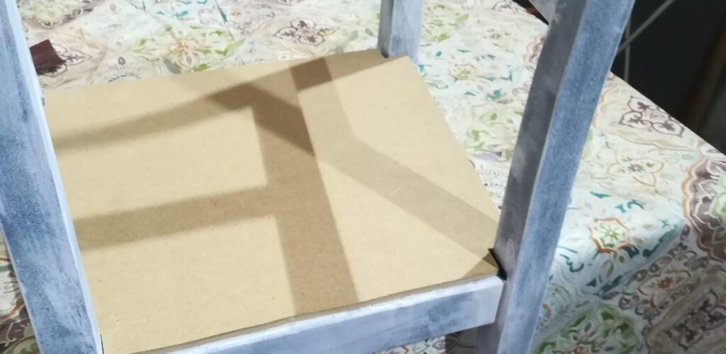 Come cambiare colore ad una sedia in legno